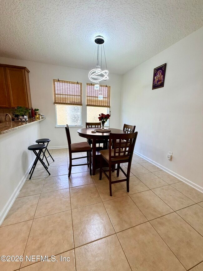 Building Photo - 2411 Golfview Dr