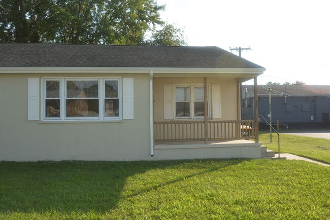 Building Photo - Updated and Charming 2 Bedroom 1 Bathroom ...