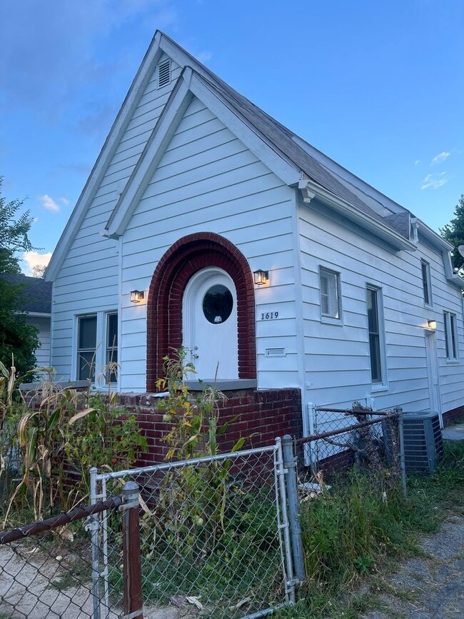 Building Photo - Charming residence boasts two spacious bed...