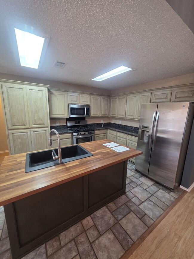 Building Photo - 4 bed 2 bath home in Northgate