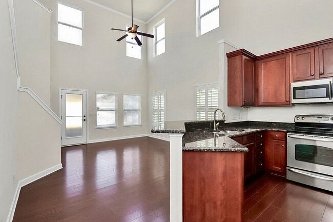 Building Photo - Beautiful three bedroom townhome