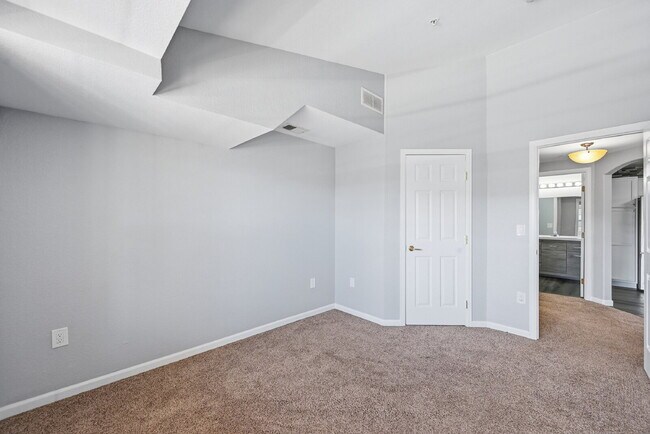 Building Photo - $1,695.95 with $300.00 off the first month's rent, $2 Beds - 2 Bath, Condo in Aurora with in Unit...
