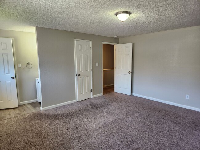 Building Photo - 2 Bedroom Townhouse With Great Freeway Access