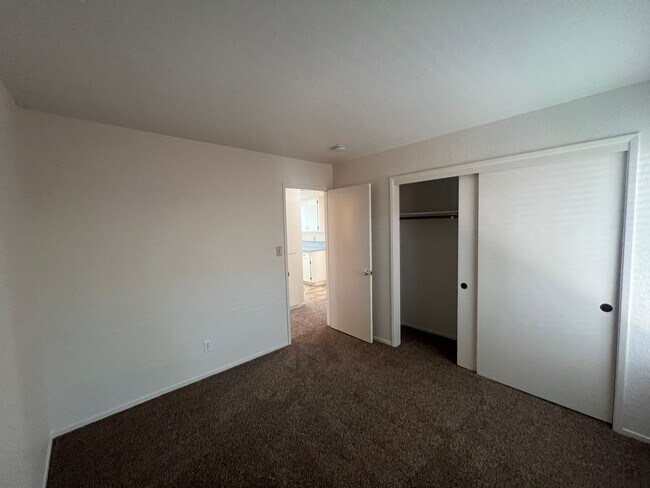 Building Photo - Floyd Ave - Duplex