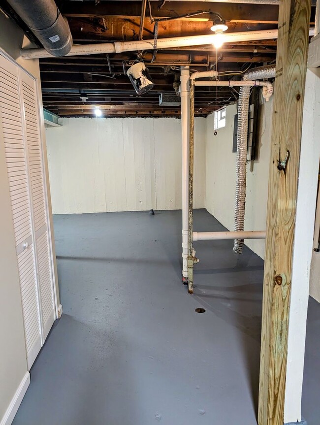 Building Photo - Adorable Belmont Home with Basement - AVAILABLE NOW!