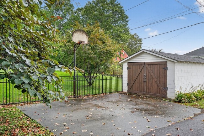 Building Photo - Charming 4BR / 3BA Historic Home with Big Backyard! BR VA