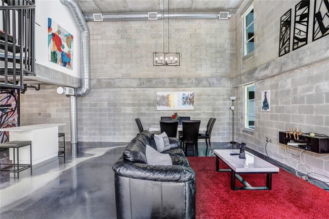 Building Photo - "Chic Urban Living: Spacious 2-Bed, 2-Bath...