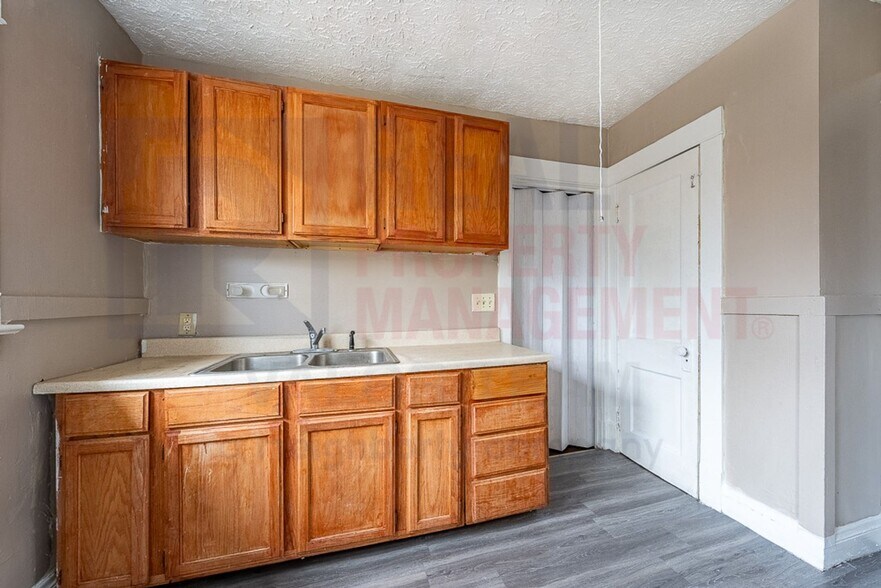 Building Photo - 14001 Idarose Ave