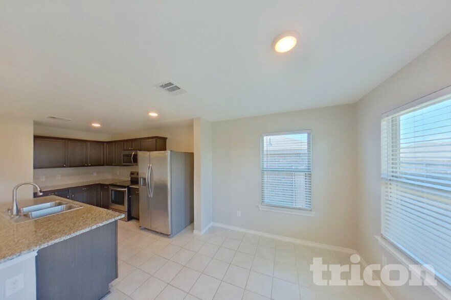 Building Photo - 1002 Meadow Wood Ln