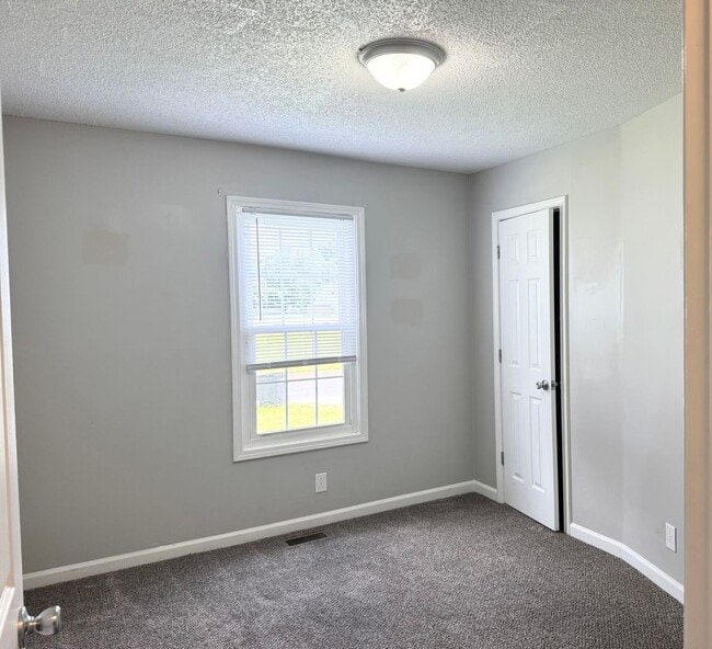 Building Photo - **Just listed**