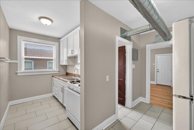 Building Photo - Meryl Wears Prada