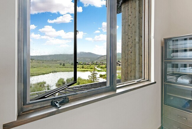 Building Photo - Luxury ski season rental is an entertainer...