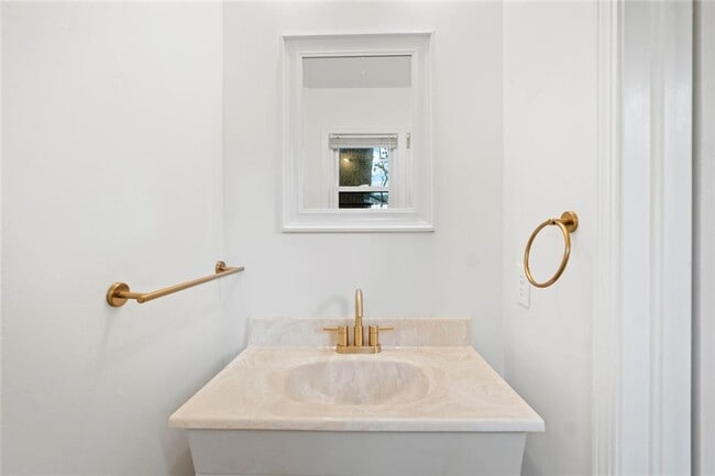 Building Photo - 2630 Warwick Cir NE