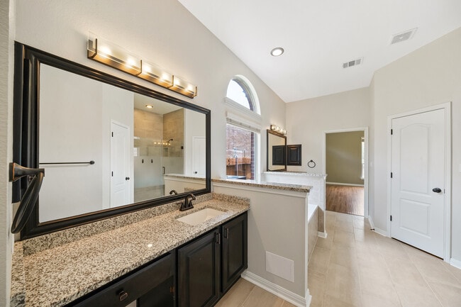 Building Photo - Spacious 4-Bed Luxury Home with Chef’s Kitchen, Fenced Yard, and 3,528 sq ft in Helotes