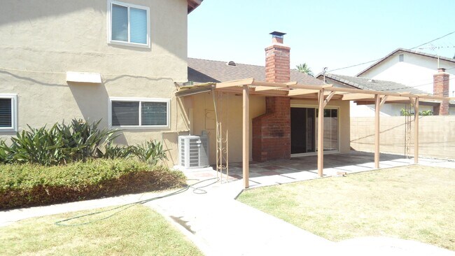 Building Photo - Spacious 6 Bedroom, 3 Bathroom, Single Fam...