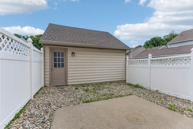 Building Photo - Beautifully maintained 3-bedroom, 2-bath townhome in Nashville’s highly desirable Lennox Village