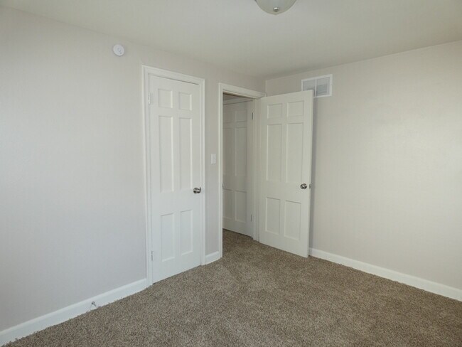 Building Photo - Beautiful Duplex in North Kansas City!