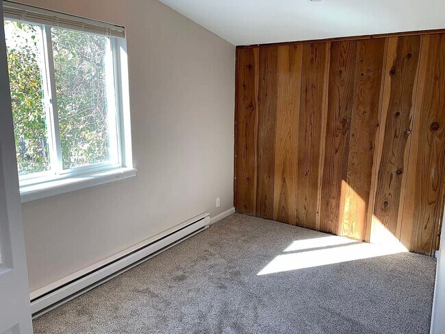 Building Photo - 2 Bedroom 1 Bathroom