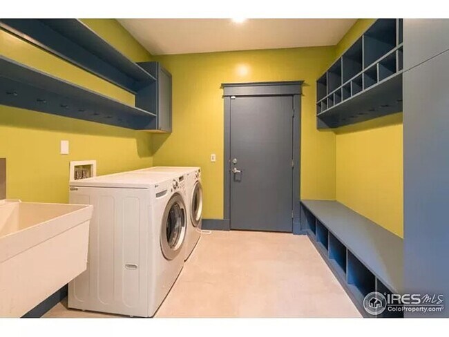 Building Photo - Charming Craftsman Gem Near McKinley Park
