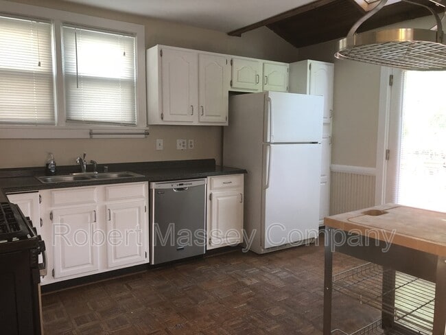 Building Photo - 841 Melford Ave