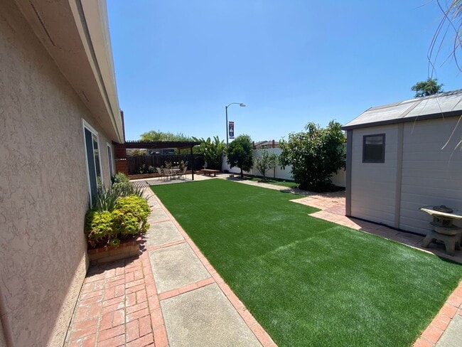 Building Photo - 3 Bedroom Home - Centrally Located with So...