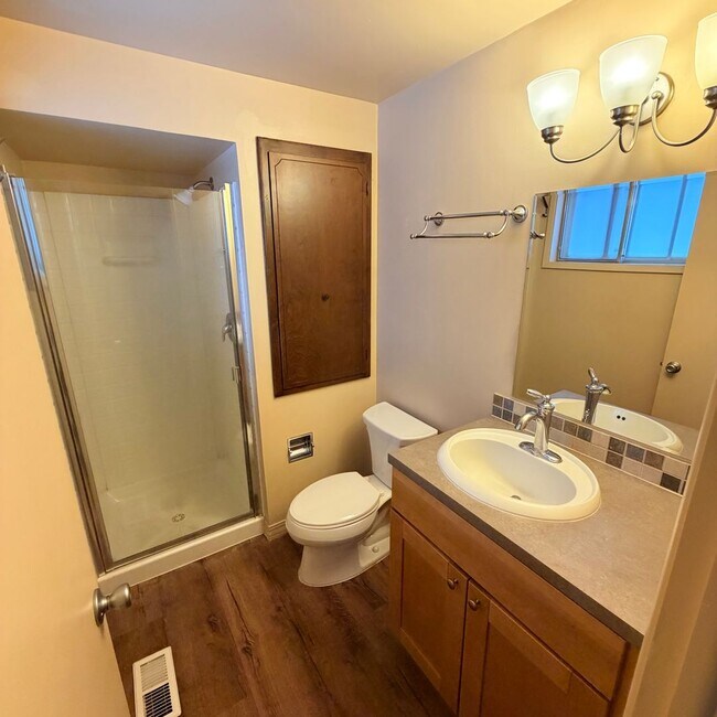 Building Photo - 906 Summit Dr