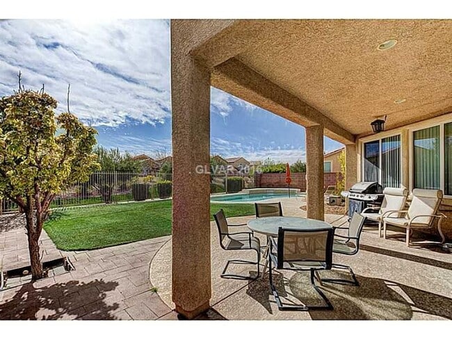 Building Photo - Stunning & Spacious Home with Park Views and Pool!