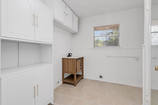 Building Photo - Beautiful Single-Story Home for Rent in Dallas | 3 Bedrooms | Living Room | Dining Room + Large G...