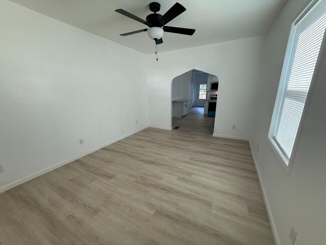 Building Photo - 705 E Riverside Dr