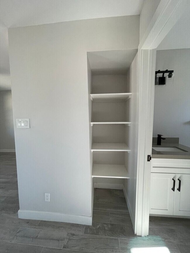 Building Photo - Newly Remodeled 1 Bedroom at end of culdesac, private gate
