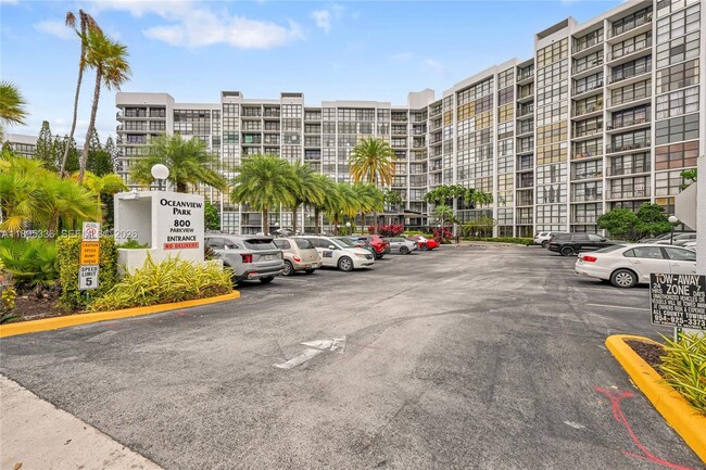Building Photo - 800 Parkview Dr