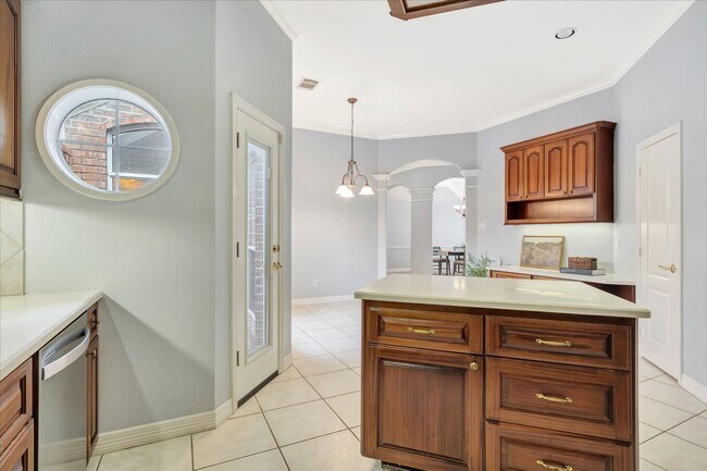 Building Photo - 2421 Baycrest Dr