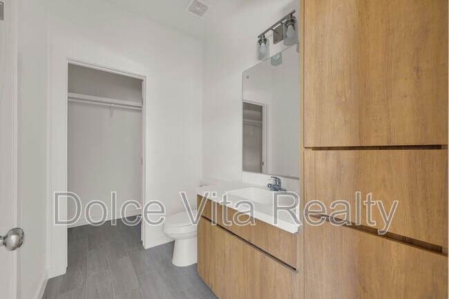 Building Photo - 1502 W Platinum Dr
