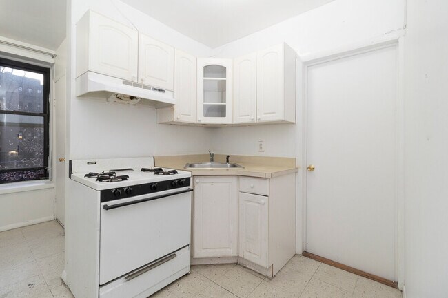 Building Photo - 335 E 94th St