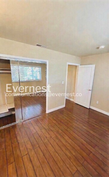 Building Photo - 1936 Shoreview Ave