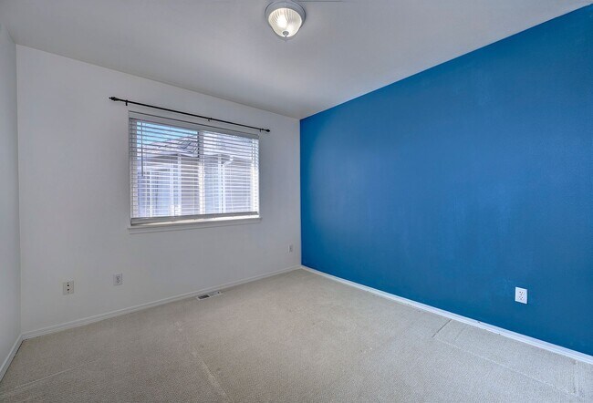 Building Photo - Mountlake Terrace Two Story Home