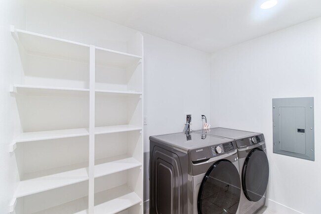 Building Photo - 1879 Union St