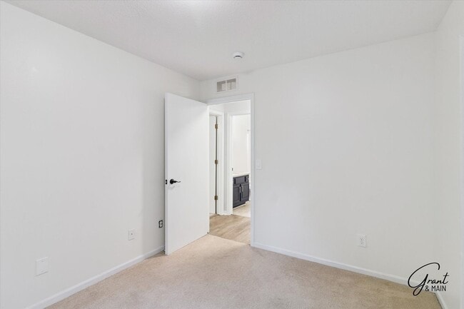 Building Photo - 2 bedroom ranch style condo $1650