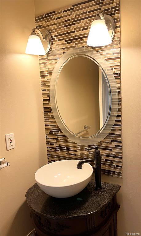 Building Photo - 1215 Oaklawn Dr