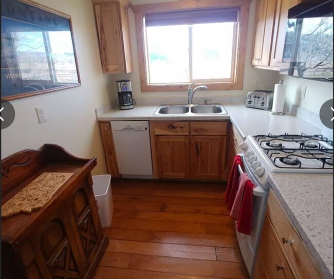 Building Photo - Fully Furnished Western Apartment Near Columbus