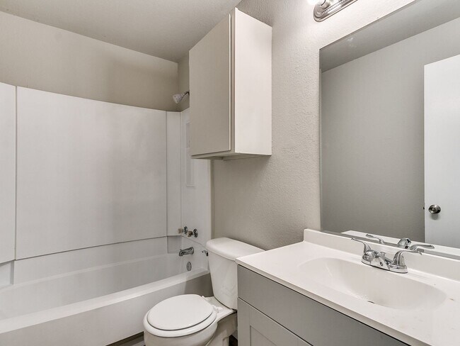 Building Photo - Updated 3 Bedroom, 2 Bathroom Duplex in the Heart of Broken Arrow!
