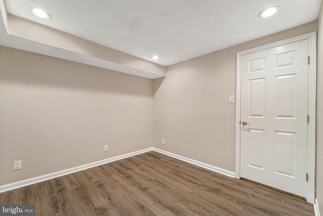 Building Photo - 151 Kenwood Dr