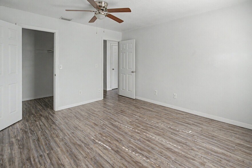 Building Photo - 7210 N Manhattan Ave
