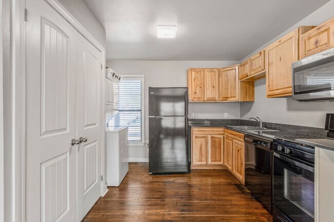 Building Photo - Live/work One Bedroom with Study in Plaza ...