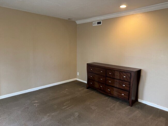 Building Photo - Oak Hills (15425)