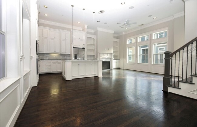 Building Photo - 2114 Bidwell Dr