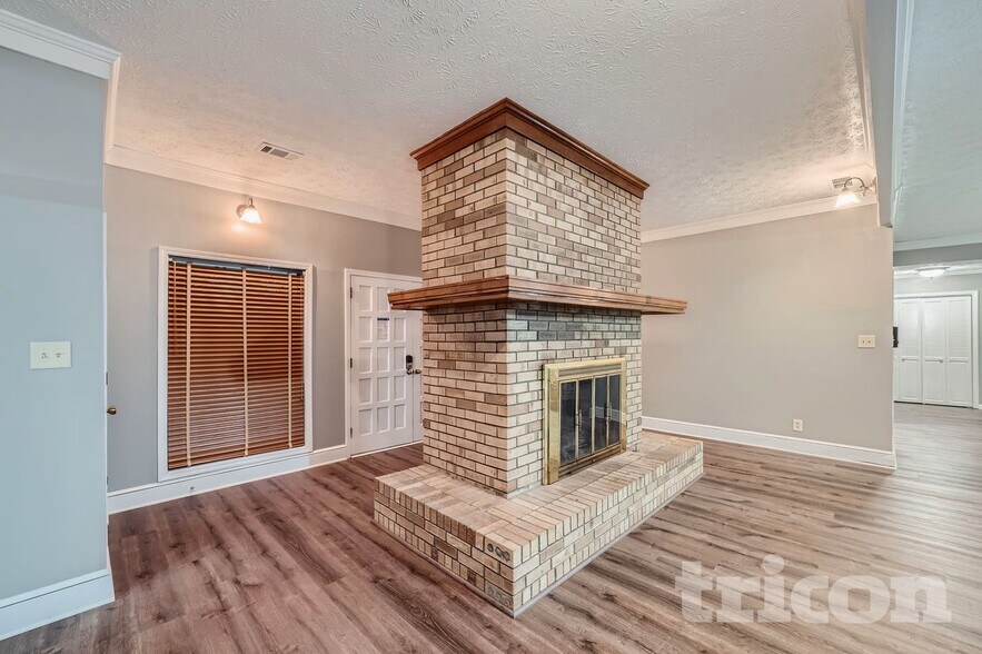 Building Photo - 3944 River Dr SW