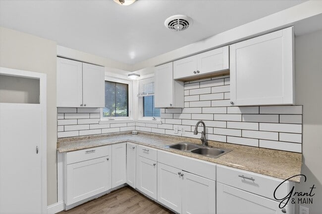 Building Photo - $1,350 - 3 Bed / 1 Bath  Home