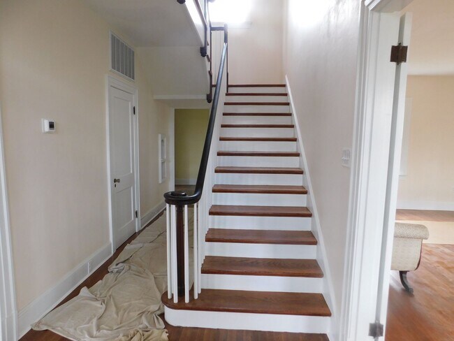 Building Photo - Fantastic mix of charm and updates!