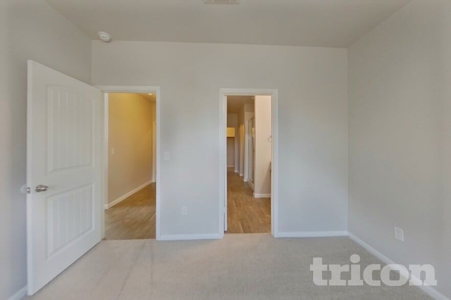 Building Photo - 15012 Custis Ln